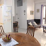 Apartamento Charming Steps From The Sea