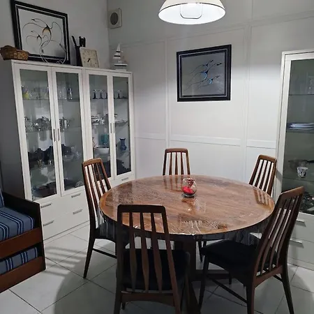 アパート Charming Steps From The Sea *