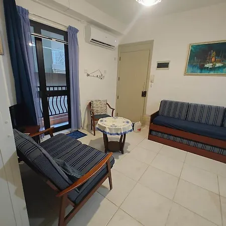 Apartment Charming Steps From The Sea