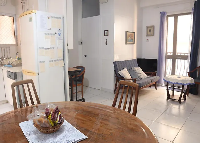 Apartment Charming Steps From The Sea